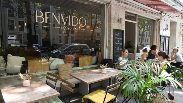 Café Benvido: Auf der Terrasse kann man es sich sowohl fürs Frühstück als auch für einen Feierabend-Drink bequem machen.