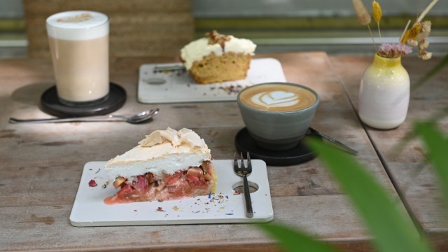 Café Benvido: Die Kuchenstücke werden auf Keramikplatten serviert.