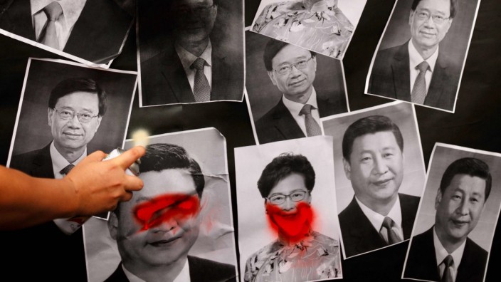 Alexander Görlachs "Alarmstufe Rot": "Die Volksrepublik provoziert hart." Ein Aktivist besprüht während einer Demo für Demokratie vergangene Woche in Taiwans Hauptstadt Taipeh Porträts des chinesischen Präsidenten Xi Jinping sowie von Carrie Lam und John Lee, Pekings Statthalter in Hongkong.