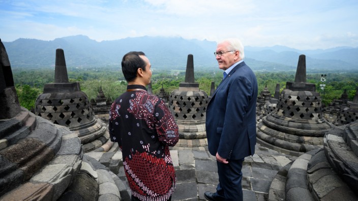 Staatsbesuch in Indonesien: Bundespräsident Frank-Walter Steinmeier wird durch die Tempelanlage Borobudur auf der Insel Java geführt. Die Stätte gehört seit 1991 zum Unesco-Weltkulturerbe.