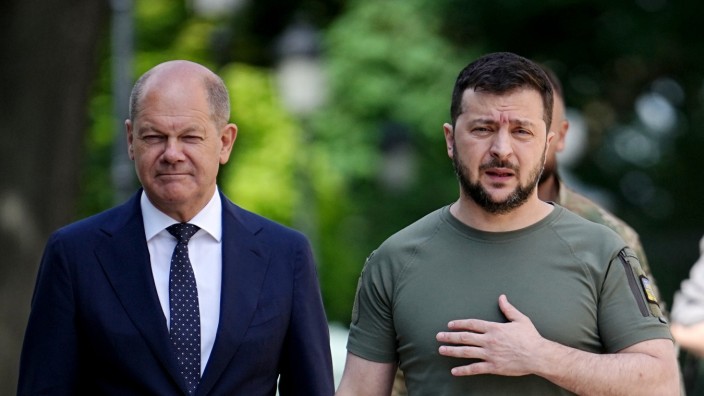 Ukraine: Bundeskanzler Olaf Scholz (SPD) und der ukrainische Präsident Selenskij (re.) sprachen schon vergangenen Sommer darüber, wie der Westen Kiew unterstützen kann.