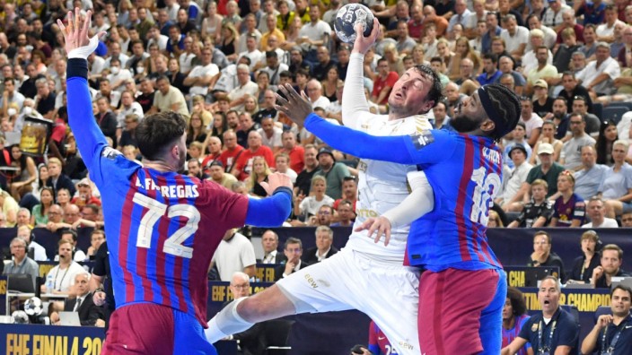 Final Four der Handball-Champions-League: Barcelonas Ludovic Fabregas (li) und sein Kollege Mem Dika blocken Kiels Domagoj Duvnjak - am Ende gab es nichts zu machen für den THW.
