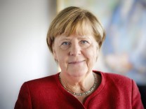Leute: Merkel allein im Dom