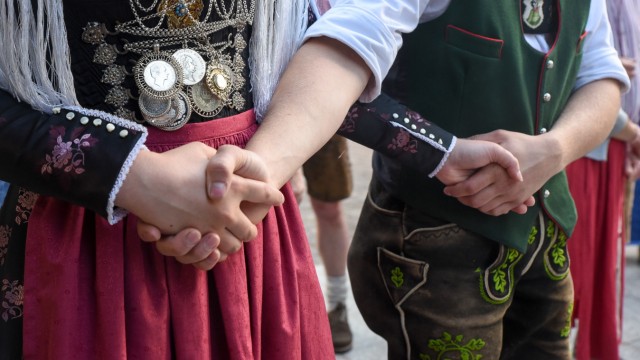 Traditionsveranstaltung in Bad Tölz: Hand in Hand im Wiegeschritt.