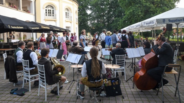 Traditionsveranstaltung in Bad Tölz: "Entspannt und frohgemut", so beschreibt Tanzmeister Philipp Korda die besondere Atmosphäre beim Tölzer Kocherlball.