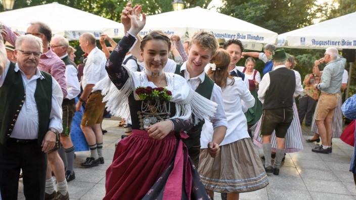 Traditionsveranstaltung in Bad Tölz: Eine Tradition, die auch junge Menschen anlockt: Vroni Rest und Hansi Kniegl beim Tölzer Kocherlball.