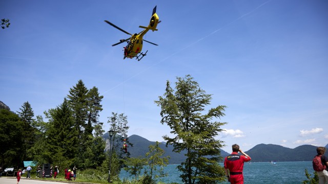 Vorbereitung auf einen Notfall: Vom Ufer aus beobachtet eine Mitarbeiter der ADAC Luftrettung den Helikopter-Einsatz.