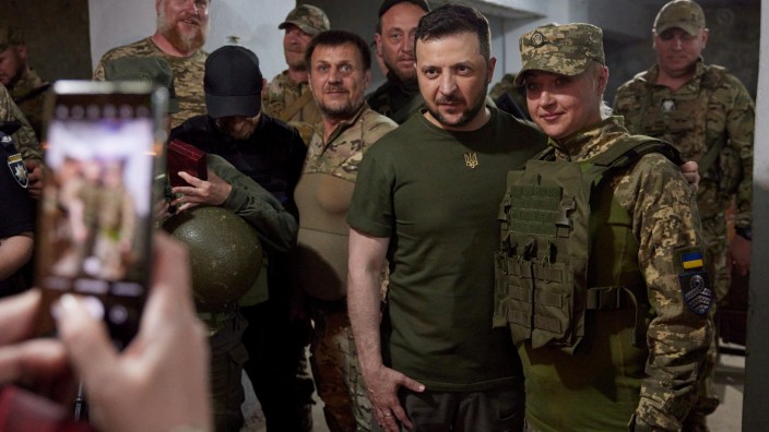 Ukraine: Der ukrainische Präsident Wolodimir Selenskij posiert am 18. Juni für ein Foto mit Soldaten im Süden des Landes.