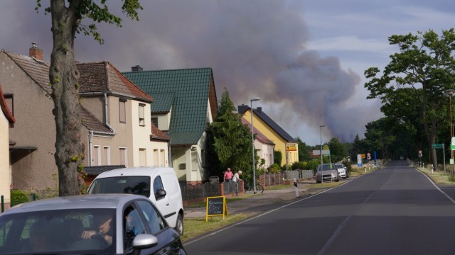 Hitzewelle: Rauch über Treuenbrietzen: Die Evakuierung einiger Ortsteile hat schon begonnen.