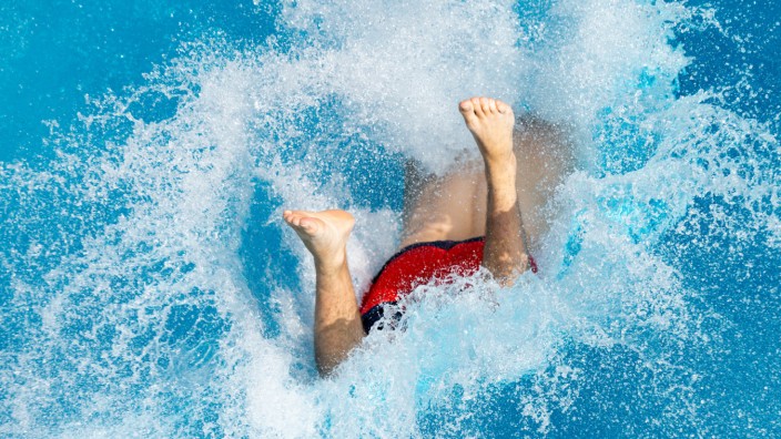 Hitzewelle: Wetter, das nur im Wasser zu ertragen ist: Ein Mann taucht im Sport- und Freizeitbad Hammergrund in Ilmenau ins kühle Nass.