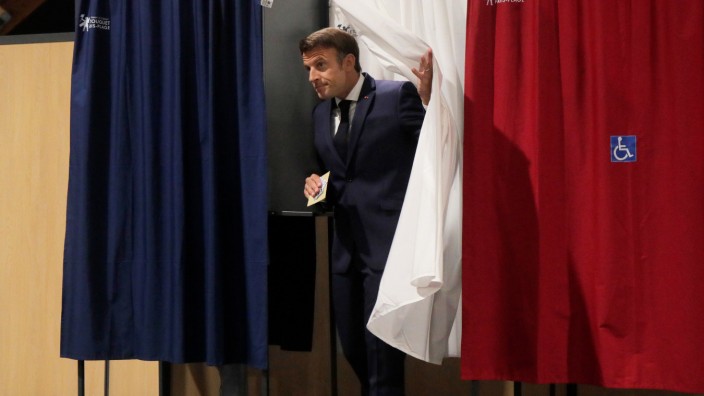 Parlamentswahl in Frankreich: Emmanuel Macron, Präsident von Frankreich, verlässt die Wahlkabine. Die Französinnen und Franzosen haben ein neues Parlament gewählt.