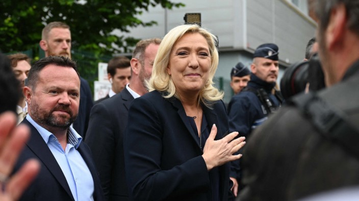 Parlamentswahl in Frankreich: Die Franzosen wählen Dagegen-Parteien - so wie Marine Le Pens Rassemblement National.