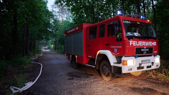 Beelitz und Treuenbrietzen: Hunderte Kräfte der Feuerwehr im brandenburgischen Beelitz sind im Einsatz