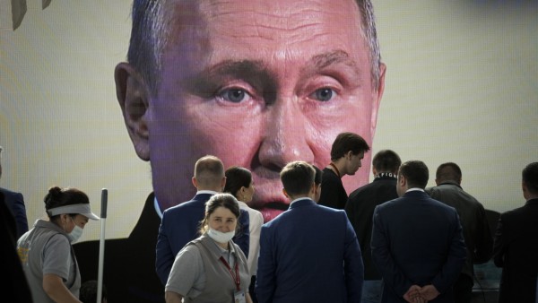 Unterstützung für den russischen Präsidenten Putin hat für manche seiner Anhänger auch in Deutschland Konsequenzen.