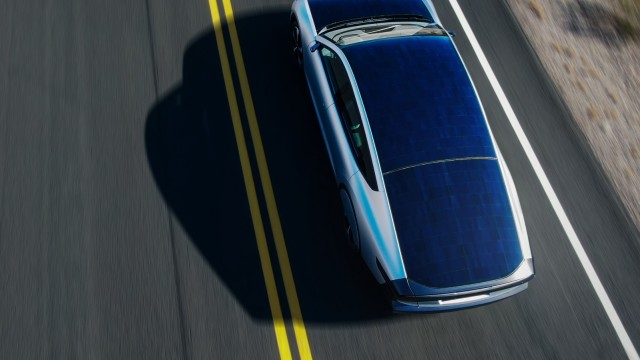 Strom sparen beim Fahren: Stromlieferanten: Die Solarmodule auf Dach und Motorhaube sollen Energie für bis zu 70 Kilometer pro Tag liefern.