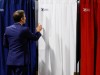 Parlamentswahl in Frankreich 2022: Präsident Macron vor einer Wahlkabine