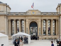 Neugewählte Parlamentarier betreten die Nationalversammlung in Paris. Besonders viele neue Abgeordnete hat der Rassemblement national.
