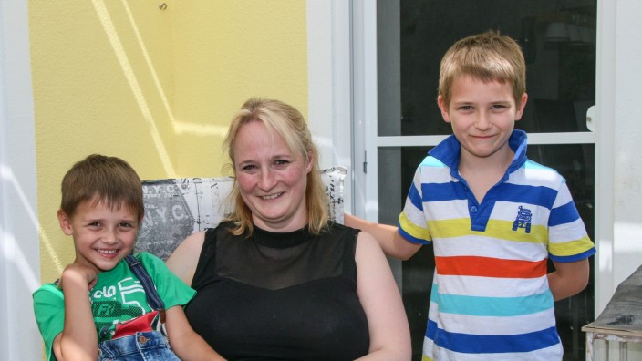 Aufnahme von Geflüchteten: Miriam Pauler mit ihren beiden Söhnen Lukas und Simon.