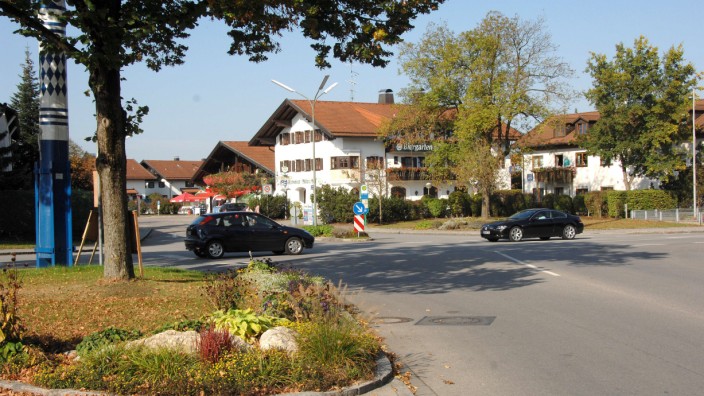 Verkehr: Die Maibaumkreuzung an der Dorfstraße in Vaterstetten bleibt erst einmal, wie sie ist.