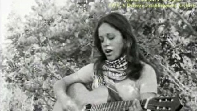 Documenta: Zeinab Shaath, auf Englisch singend: Screenshot des Films "The Urgent Call of Palestine" von Ismail Shammout (1973).