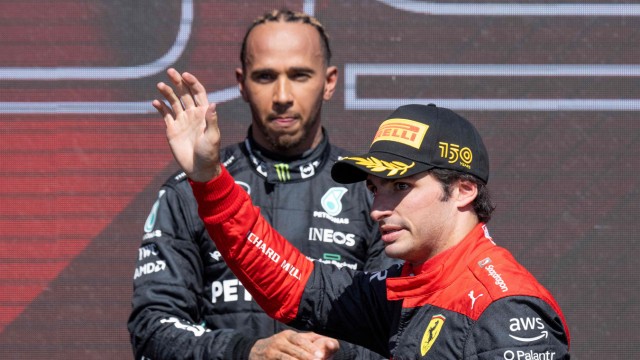 Formel 1: Da ist er wieder: Lewis Hamilton (hinten, mit dem Zweiten Carlos Sainz) freute sich über Platz drei in Kanada fast so sehr wie über seinen ersten Rennsieg in der Formel 1 an gleicher Stelle.