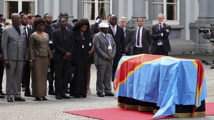 Kolonialismus: Die Zeremonie zur Übergabe der erhaltenen sterblichen Reste von Patrice Lumumba, im Beisein von dreien seiner Kinder, im Hof des Egmont-Palastes in Brüssel am Montag.