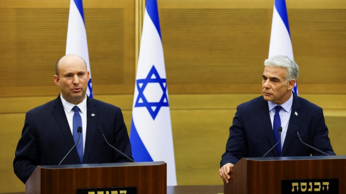 Israels Regierung: Gemeinsam haben sie die Reißleine gezogen: Der israelische Außenminister Jair Lapid (r.) soll von Naftali Bennett (l.) das Amt des Premierministers übernehmen. Zumindest solange, bis eine neue Regierung steht.