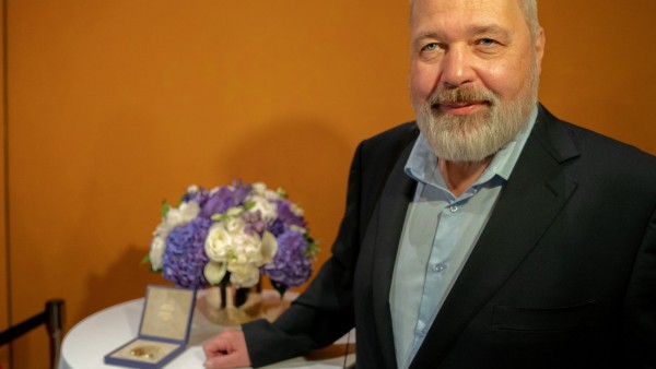Dmitrij Muratow präsentiert bei einer Auktion seine Friedensnobelpreis-Medaille