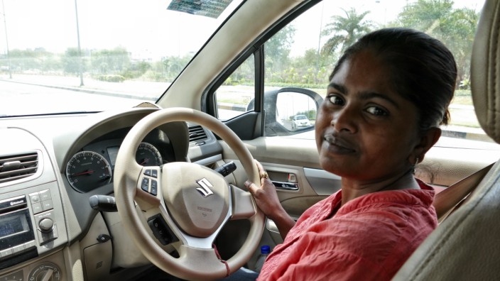 Frauenreisen: Vom Flughafen ins Hotel, das geht in Indien auch mit dem Frauentaxi von "Women with Wheels". Pinky Singh ist eine der Fahrerinnen.