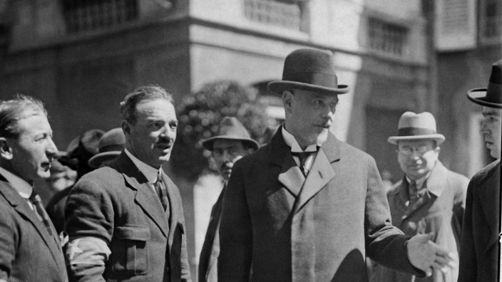 Mord an Rathenau vor 100 Jahren: Außenminister Walther Rathenau im April 1922 auf dem Weg zur Weltwirtschaftskonferenz in Genua. Am 24. Juni wurde der Industrielle, Schriftsteller und Politiker ermordet.