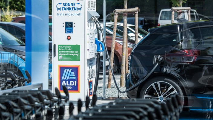 Elektromobilität: An den Filialen von Aldi Süd können E-Autofahrer nun keinen Strom mehr kostenlos zapfen.