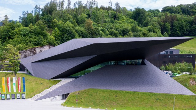 Kultur: Hier spielt Musik, auch wenn das Festspielhaus im Tiroler Erl, 2012 vom Wiener Architektenbüro Delugan Meissl Associated Architects erbaut, aussieht wie ein futuristisches Flugobjekt. Im Volksmund nennt man den Bau auch "Tarnkappenbomber".