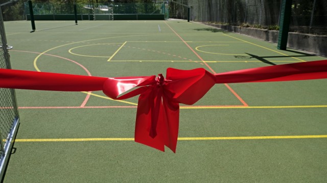Schulpolitik: 2019 wurden die Außensportflächen am Rainer-Maria-Rilke-Gymnasium eingeweiht. Die Turnhallenkapazitäten reichen allerdings nicht aus.