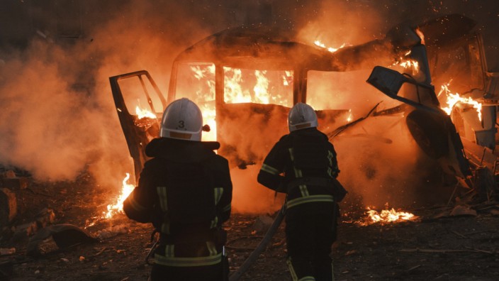 Friedensgutachten 2022: Mykolajiw: Feuerwehrleute löschen Brandherde nach russischem Beschuss.