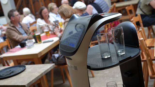 Tourismus: Manche Wirte lassen sich etwas einfallen. Im "Donisl" bringt ein Roboter die leeren Gläser zurück.