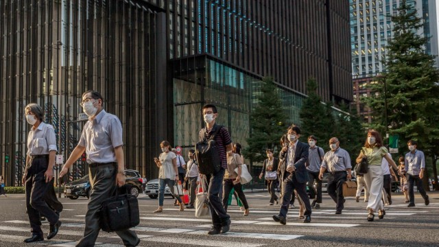 Inflation: Businessmen in Tokyo: In Japan's collectivist society, people are used to reducing claims.