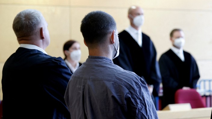 Prozess in Kaiserslautern: Dem Hauptangeklagten (hier rechts beim Prozessauftakt) wird vorgeworfen, eine 24 Jahre alte Polizistin und ihren 29-jährigen Kollegen erschossen zu haben.