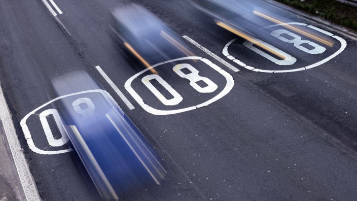Verkehrssicherheit: Runter vom Gas: Piktogramme auf der Fahrbahn weisen Autofahrer auf das Tempolimit von 80 Stundenkilometern hin.