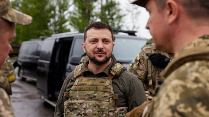 Ukraine-Krieg: "Er muss reisen, um als Präsident zu zeigen, dass er sich um das ganze Land kümmert": Präsident Wolodimir Selenskij bei einem Truppenbesuch nahe der Großstadt Charkiw Ende Mai.