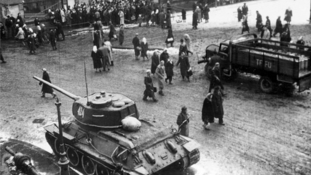Andrea Tompa: "Omertà": Nach dem Volksaufstand in Ungarn 1956 steht ein sowjetischer Panzer auf einem Platz in Budapest. Dieses Ereignis ist der zeithistorische Glutkern des Romans von Andrea Tompa.