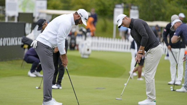 Golf: Überläufer unter sich: Dustin Johnson (links) und Martin Kaymer üben für die neue Tour.