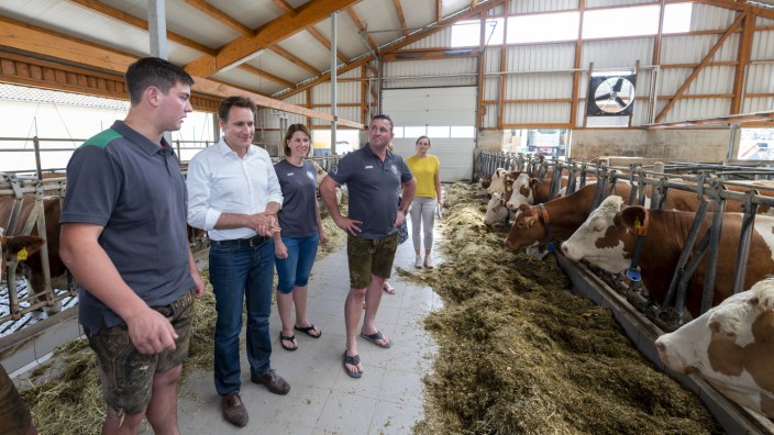 Agrarpolitik: Die Familie Kratzer hält auf ihrem Hof in Eitting 60 Kühe im Stall. Der Grünen-Chef im Landtag, Ludwig Hartmann (Zweiter von links), hat sich den Betrieb angeschaut.