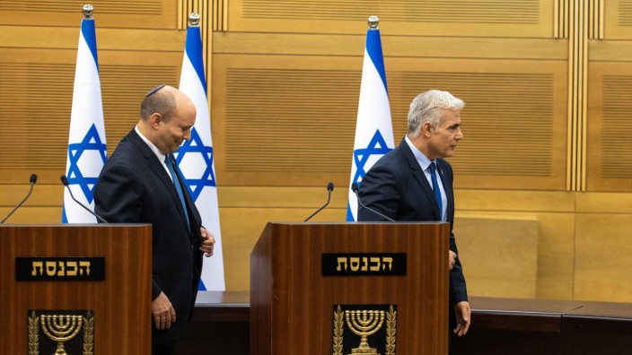 Israel: Gemeinsam ziehen sie die Konsequenzen aus den Koalitionskrisen: Premier Naftali Bennett (l.) und Außenminister Jair Lapid.