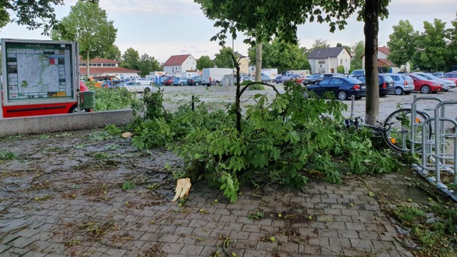 Hagelsturm in Moosburg und Umgebung: Der Moosburger Viehmarktplatz direkt nach dem Sturm.