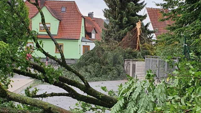 Hagelsturm in Moosburg und Umgebung: Die Jahnstraße in Moosburg unmittelbar nach dem Sturm.