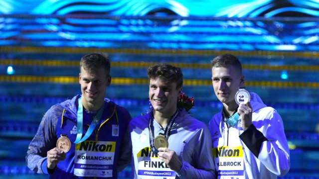 World Championship silver for Florian Wellbrock: The three medal winners: Michailo Romantschuk (bronze, left), Bobby Finke (middle, gold) and Florian Wellbrock.