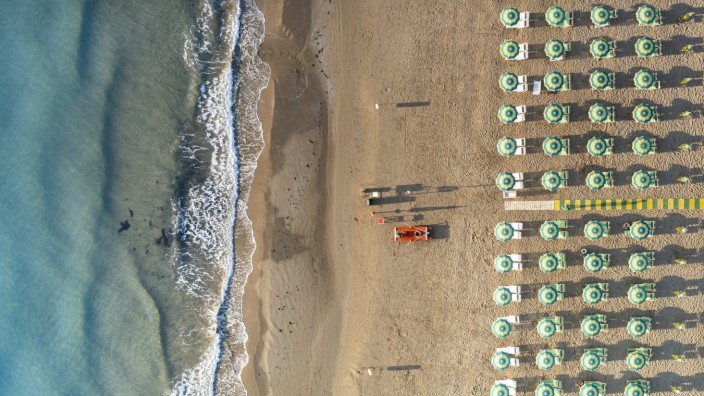 Reisen und Corona: Es ist Sommer und viele zieht es an den Strand wie hier nach Apulien. Wohin es auch geht: Vor der Abreise empfiehlt sich nach wie vor der Blick auf die Corona-Regeln.