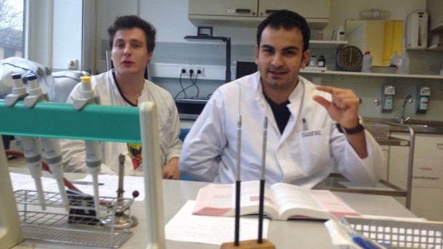 Gesundheitsberuf: Schwieriges Fach Mikrobiologie: Ali-Can Gunenc (rechts) mit seinem Kollegen Philipp Ullmann während seiner Ausbildung an der MTLA-Schule.