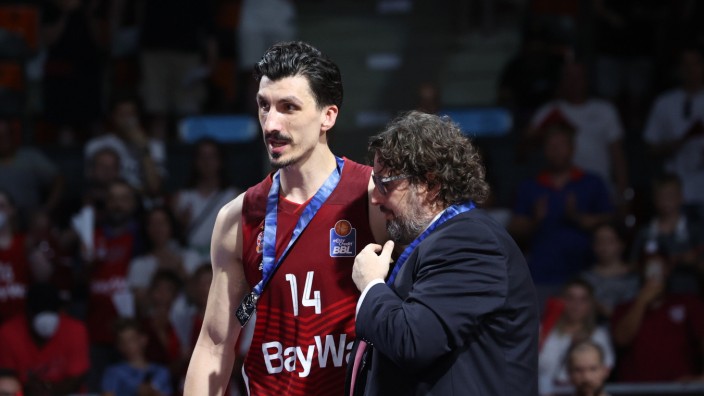 Basketball: Künftig muss Trainer Andrea Trinchieri (re, nach der Finalniederlage gegen Berlin) ohne seinen Kapitän auskommen. Nihad Djedovic wechselt nach Malaga.