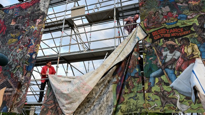 Documenta in Kassel: Wegen antisemitischer Motive ist am Dienstag das Großbanner "People's Justice" des indonesischen Künstlerkollektivs Taring Padi auf der Documenta abgehängt worden.